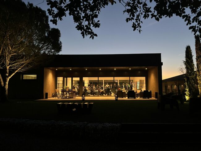 VUE DE NUIT REUNION COTE JARDIN DU PAVILLON OCCITAN DE L’HOTEL LE PATIO OCCITAN VUE DE NUIT COTE JARDIN DU PAVILLON OCCITAN DE L'HOTEL LE PATIO OCCITAN