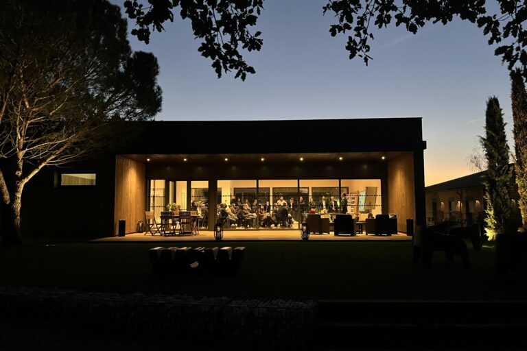 VUE DE NUIT COTE JARDIN DU PAVILLON OCCITAN DE L'HOTEL LE PATIO OCCITAN