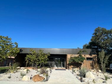 VUE GENERALE DE L'ENTREE DU PAVILLON OCCITAN DE L'HOTEL LE PATIO OCCITAN