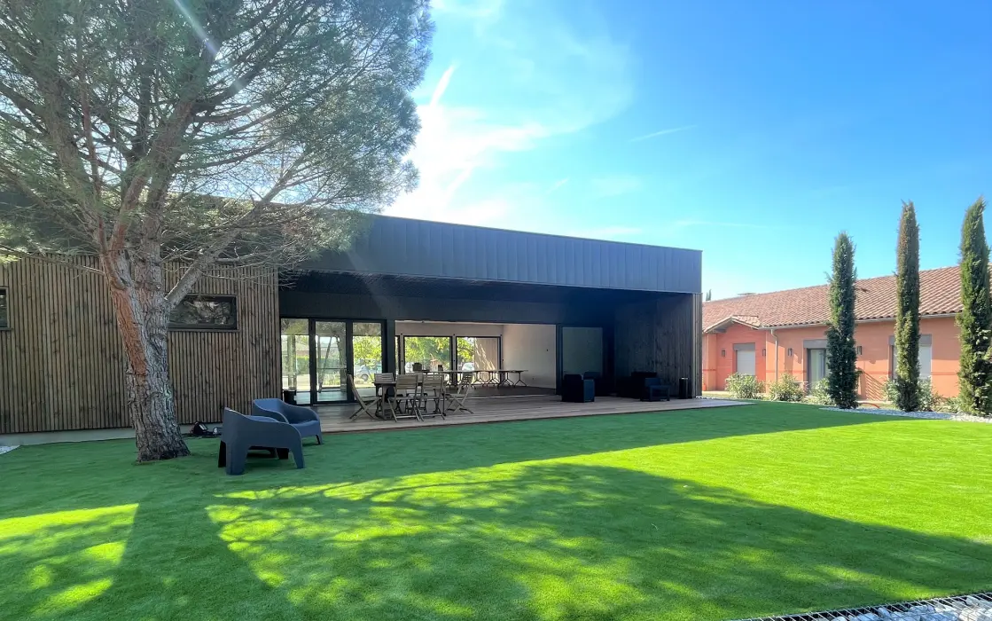 Le Pavillon Occitan lieu événementiel au vert